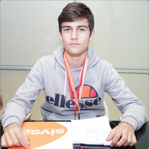 Hugo Álvarez, estudiante del IES Monte Carrasco, durante su visita a SIVSA como parte de la iniciativa Tecnólogo por un día de Amtega.