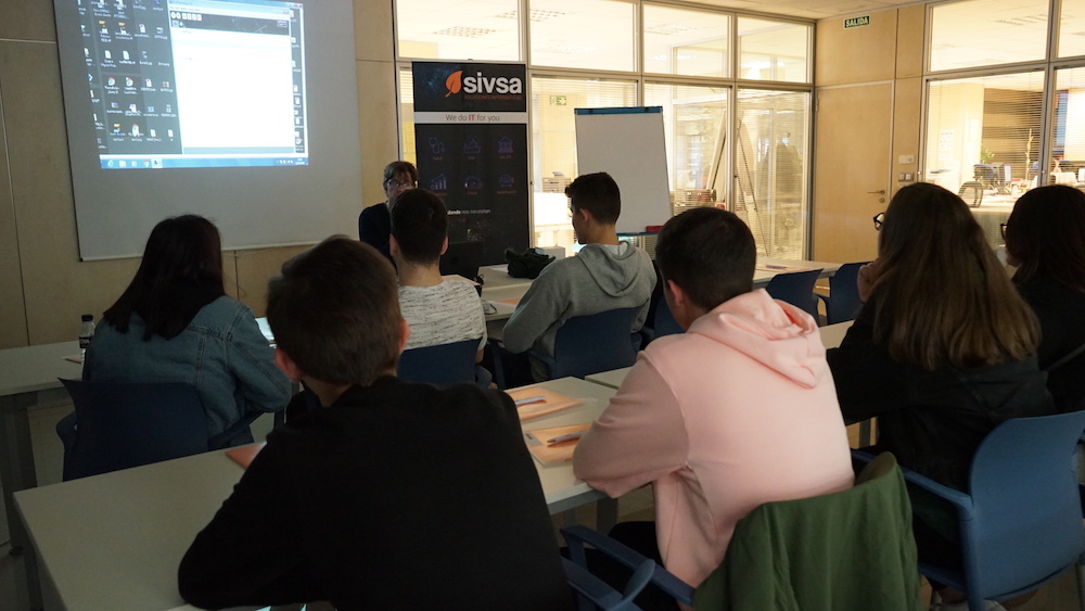 Estudiantes del IES Luis Seoane durante el taller de programación desarrollado en SIVSA, englobado en el programa Digitalent, de Amtega.