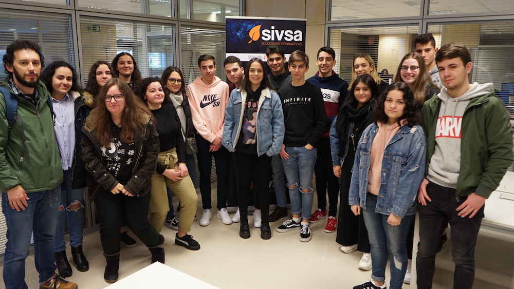 Alumnos del IES Luis Seoana, de Pontevedra, durante la visita a la sede de SIVSA, englobada en la iniciativa Digitalent de Amtega.