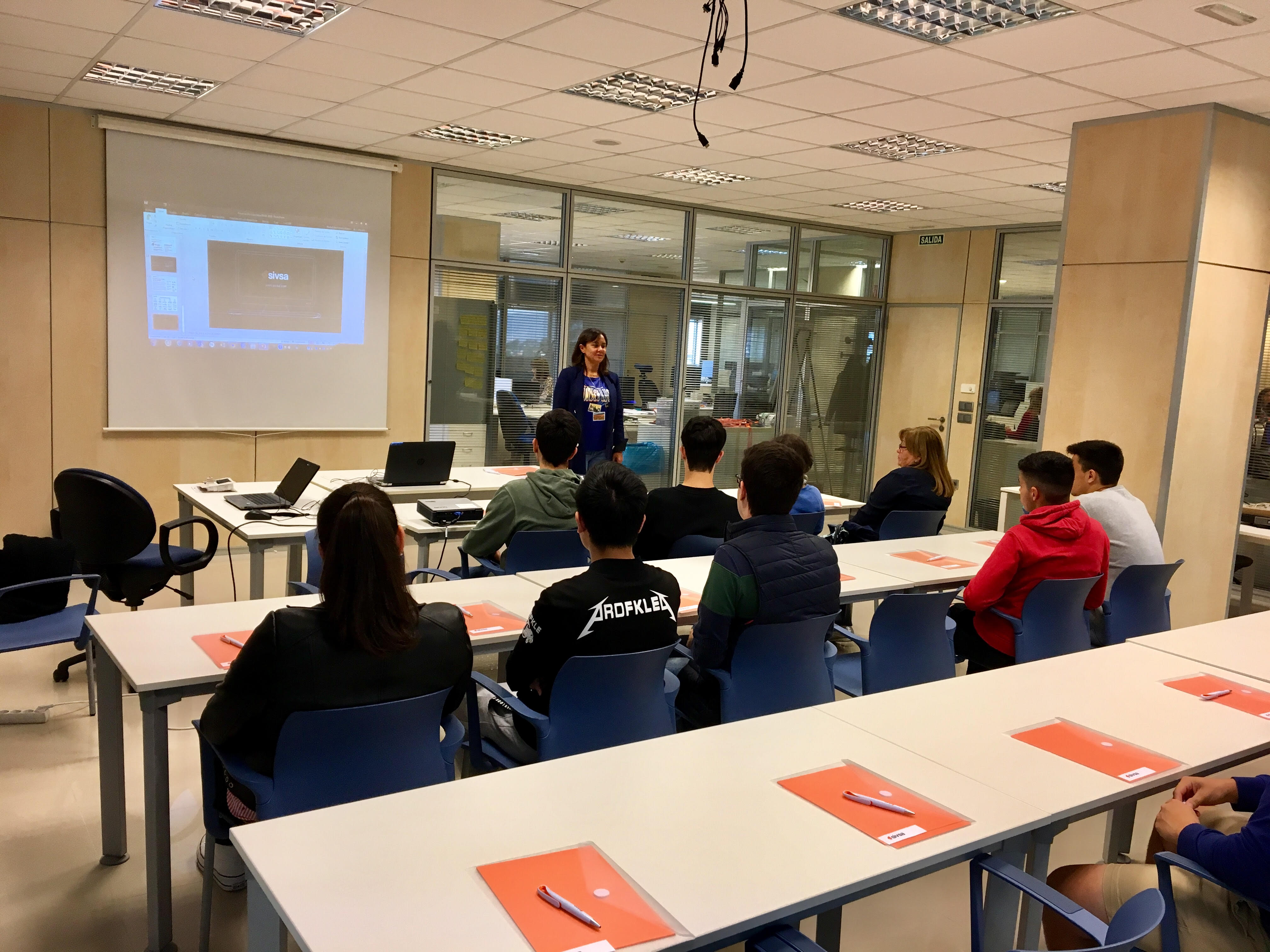 El equipo de SIVSA muestra a jóvenes estudiantes del Colegio Lar el día a día de una empresaTIC.