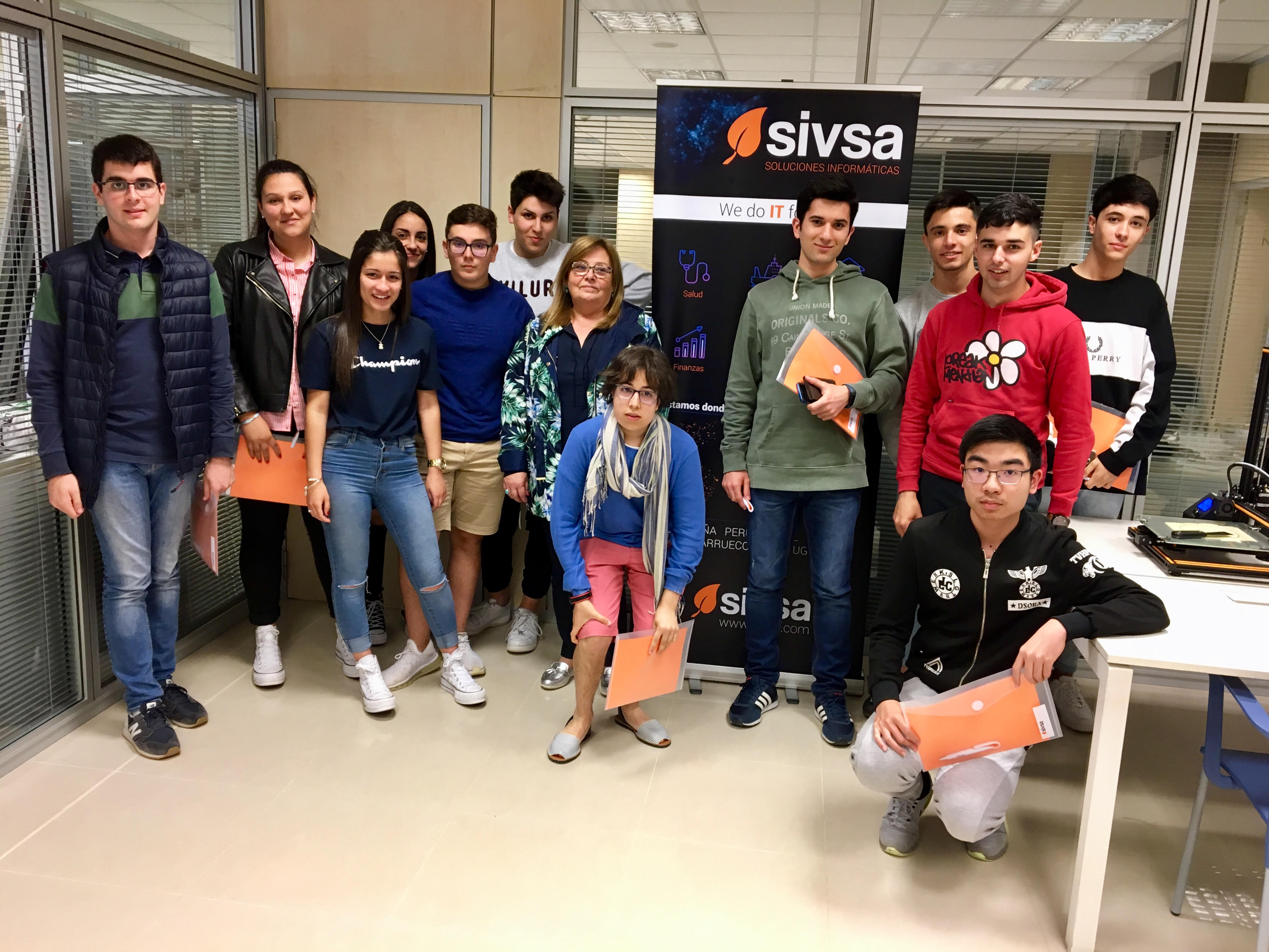 Alumnos de Bachillerato del Colegio Lar durante la visita a la sede de SIVSA.