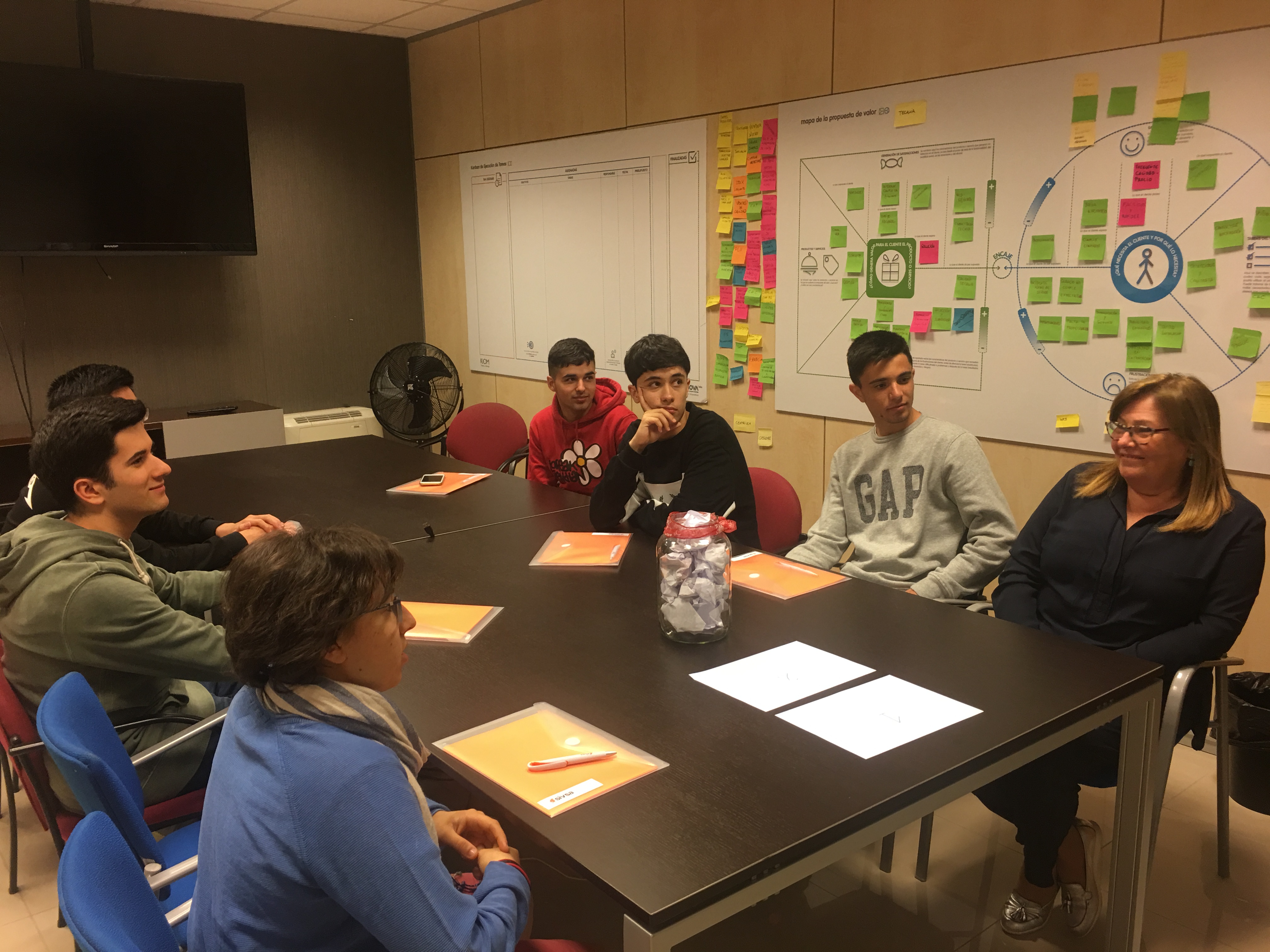 Alumnos de Colegio Lar, junto a sus tutores, en la sede de SIVSA.