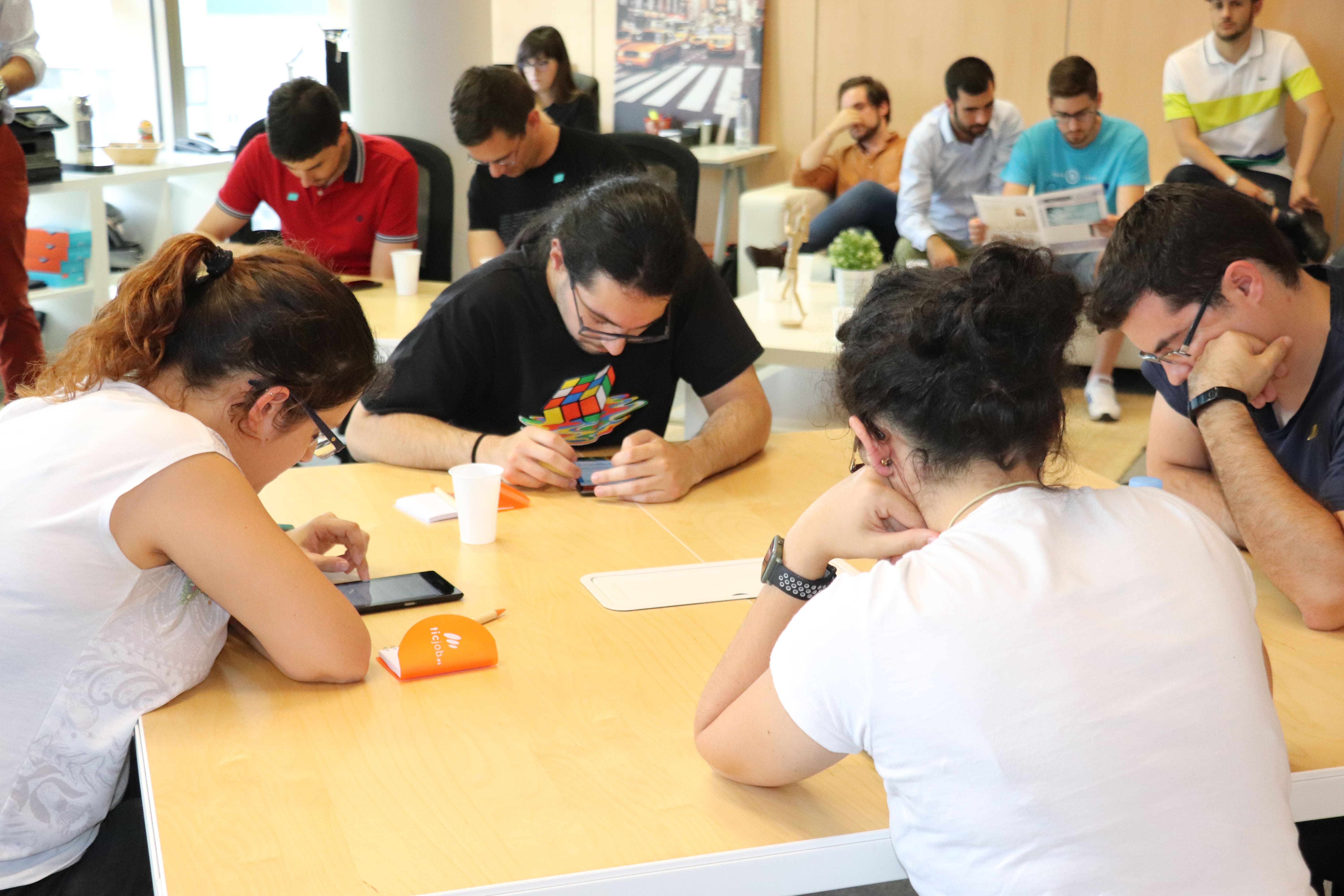 Finalistas del Java Challenge Spain 2019 realizando las pruebas de la final del concurso.