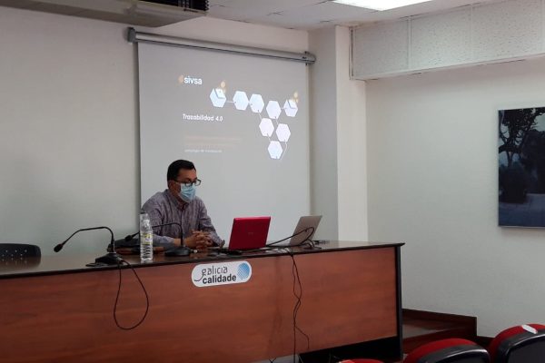 Nuestro equipo de I+D durante su exposición en el taller “Pontenciar la Industria 4.0. Casos de éxito”, organizada por el Clúster del Granito.