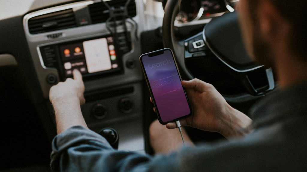 Un usuario conecta su móvil a un coche